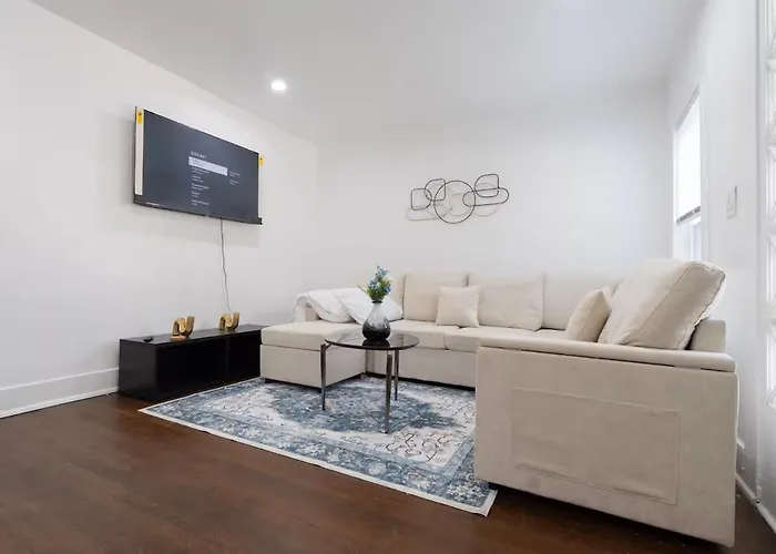 Modern 2-bedroom House With Free Parking And Convenient Location Holiday home Skokie