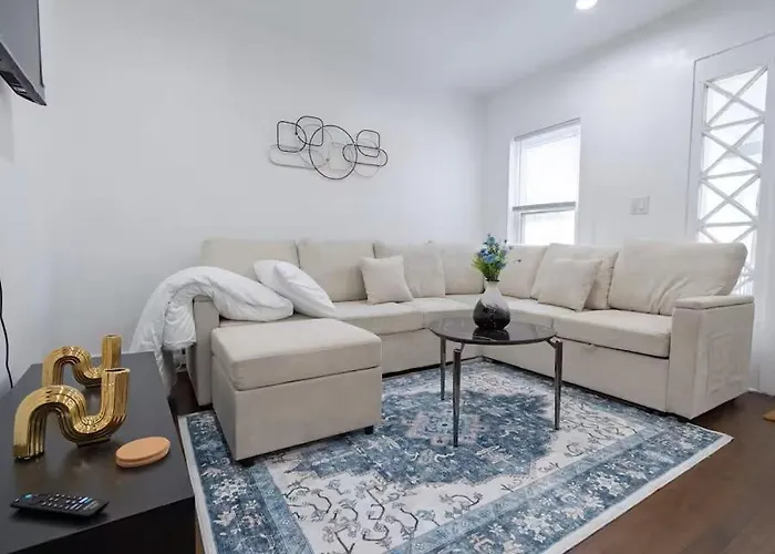 Holiday home Modern 2-bedroom House With Free Parking And Convenient Location