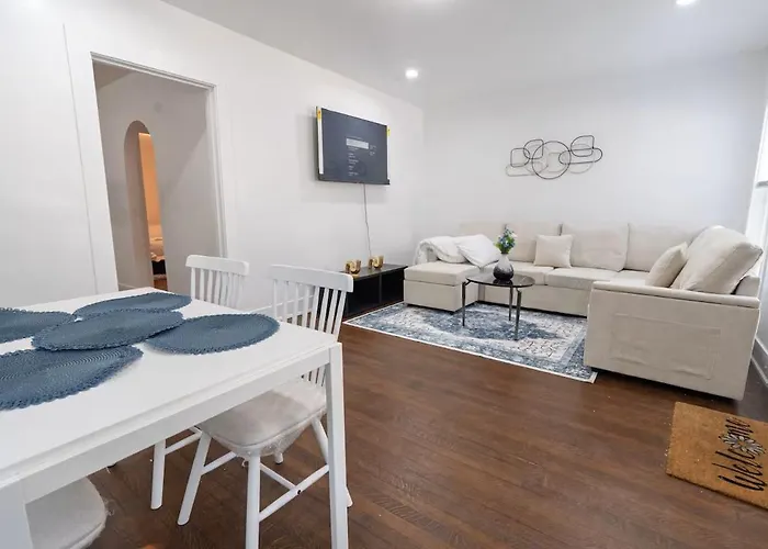 Holiday home Modern 2-bedroom House With Free Parking And Convenient Location *