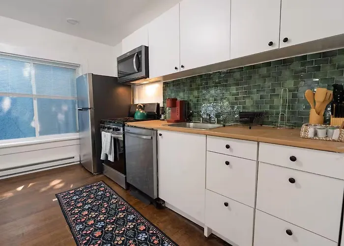 Holiday home Modern 2-bedroom House With Free Parking And Convenient Location *