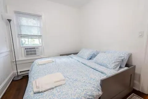 Modern 2-bedroom House With Free Parking And Convenient Location