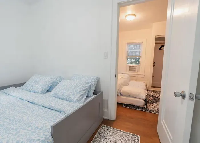 Holiday home Modern 2-bedroom House With Free Parking And Convenient Location