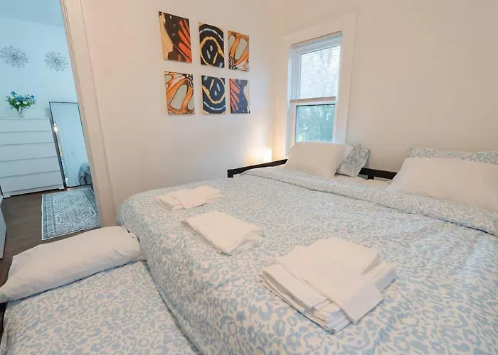 Modern 2-bedroom House With Free Parking And Convenient Location Holiday home Skokie