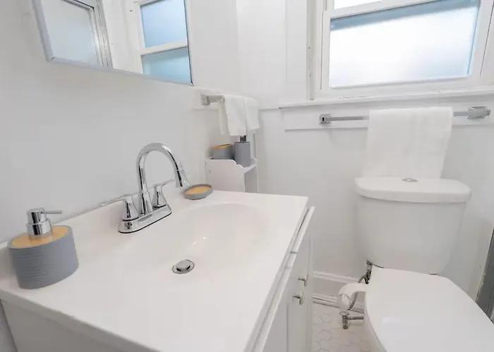 Modern 2-bedroom House With Free Parking And Convenient Location Holiday home Skokie